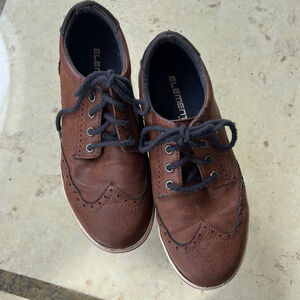 Boys brown wingtip dress shoes. Size 4